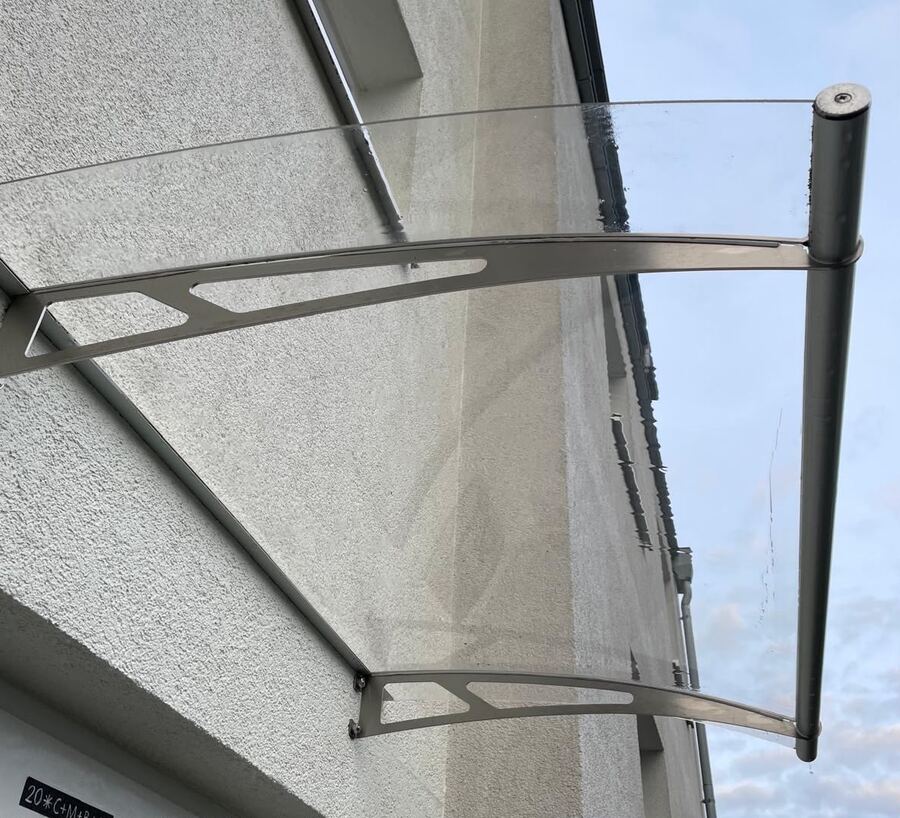 Vordach nach der Reinigung durch Rhönwerk