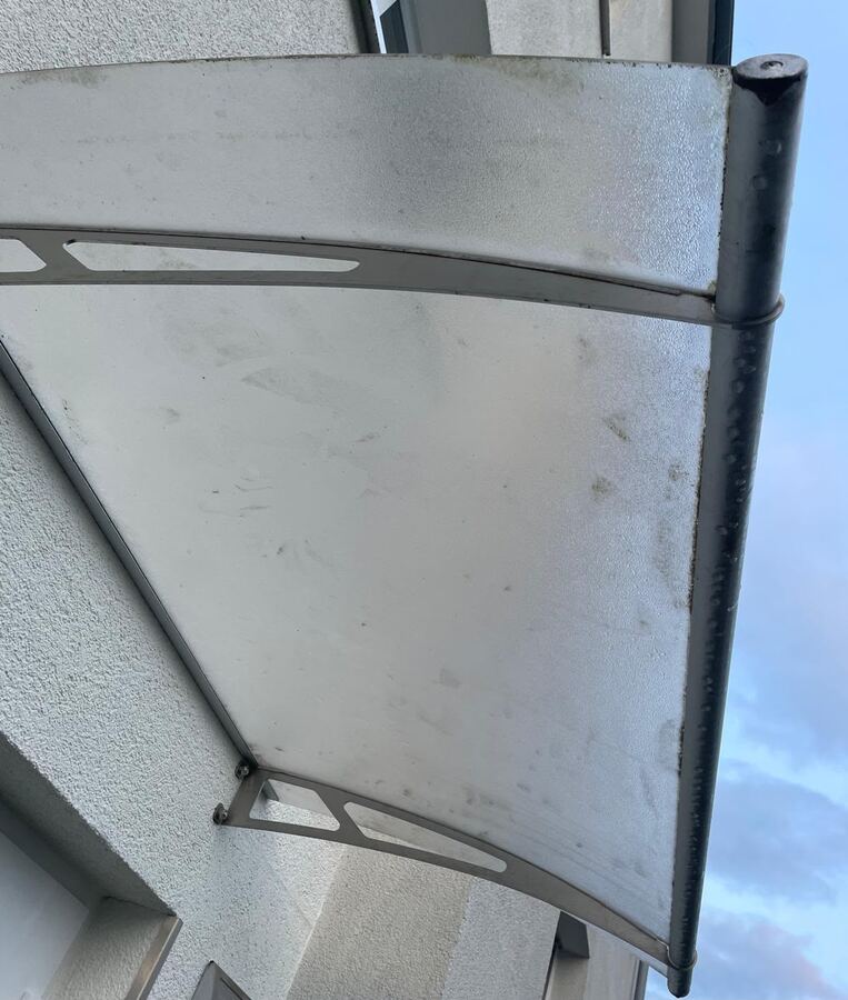 Vordach vor der Reinigung durch Rhönwerk